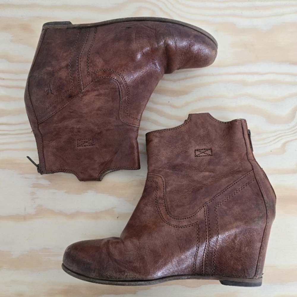 FRYE 8.5 Carson Hidden Wedge Cognac Leather Booties Brown Distressed